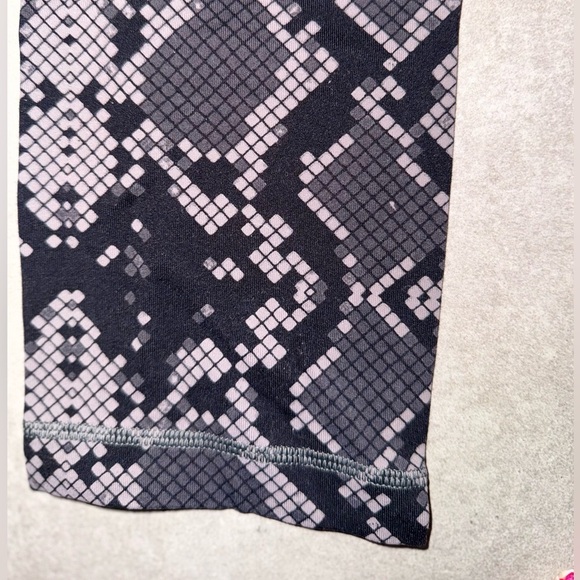 Lululemon Wunder Under High Waist Crop Leggings in a black and gray snake size 6 - Picture 11 of 11